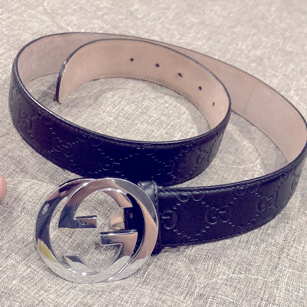 Gucci double G buckle with the imprinted double G and a pattern on the outside.